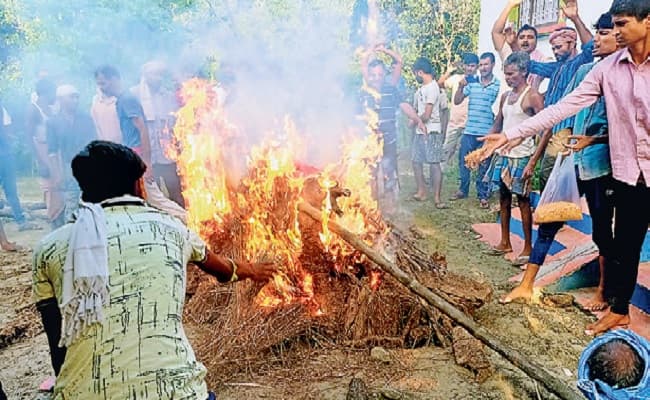 प्राइवेट पार्ट काटकर युवक को बेरहमी से मारा, आक्रोशित परिजनों ने प्रेमिका के घर के सामने किया अंतिम संस्कार