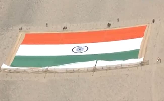 बापू की जयंती के मौके पर लेह में फहराया गया दुनिया का सबसे बड़ा ‘खादी’ का तिरंगा, जानें इसकी खूबियां बापू की जयंती के मौके पर लेह में फहराया गया दुनिया का सबसे बड़ा ‘खादी’ का तिरंगा, जानें इसकी खूबियां