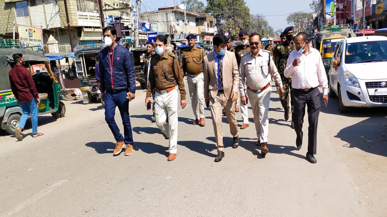कोडरमा में धारा 144 लागू, पुलिस प्रशासन ने निकाला फ्लैग मार्च, भ्रामक वीडियो और संदेश से बचने की अपील
