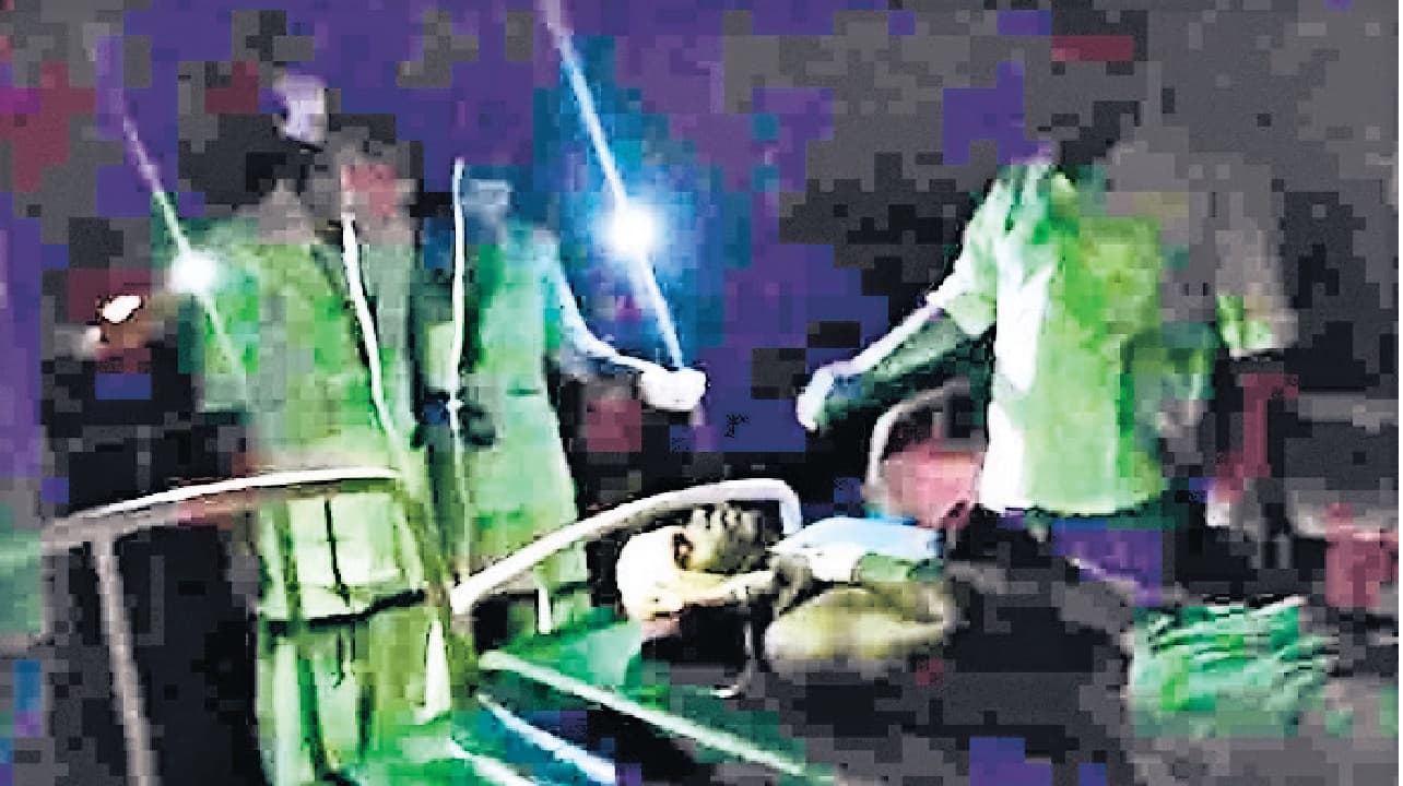 Bihar News: मोतिहारी में मोबाइल की रोशनी में मरीज को लगा टाका व चढ़ी स्लाइन, अब होगी कार्यवाही