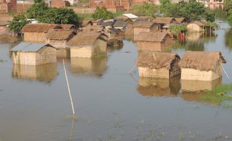 Flood in Several States: बाढ़ की मार झेल रहे भारत के कई राज्‍य, महाराष्ट्र और गुजरात में बिगड़े हालात