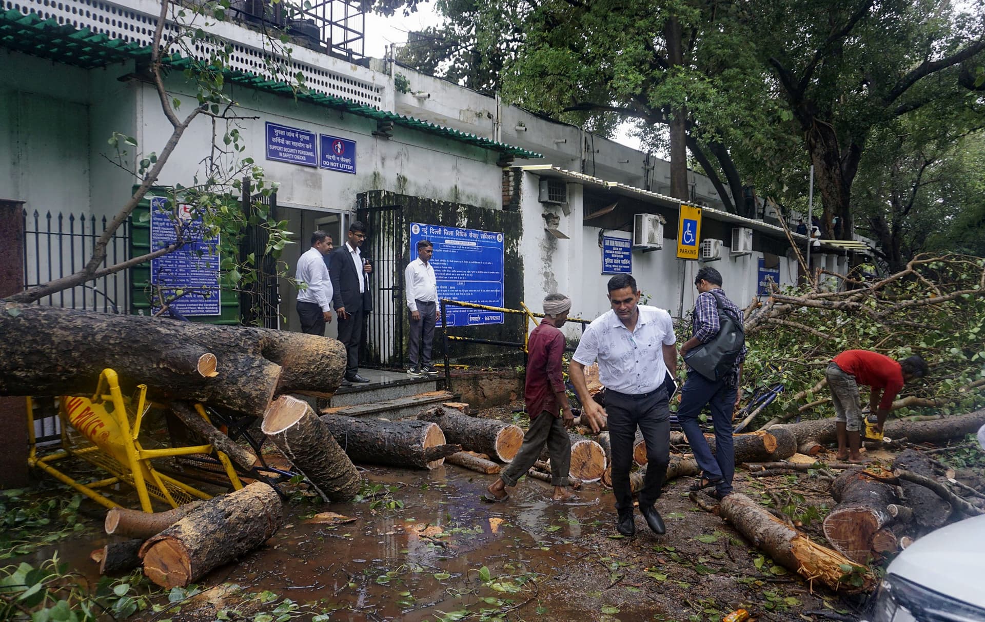 भारी बारिश से हाहाकार, पीएम मोदी ने की समीक्षा, अरविंद केजरीवाल ने कहा-तबाही के लिए  दिल्ली नहीं थी तैयार