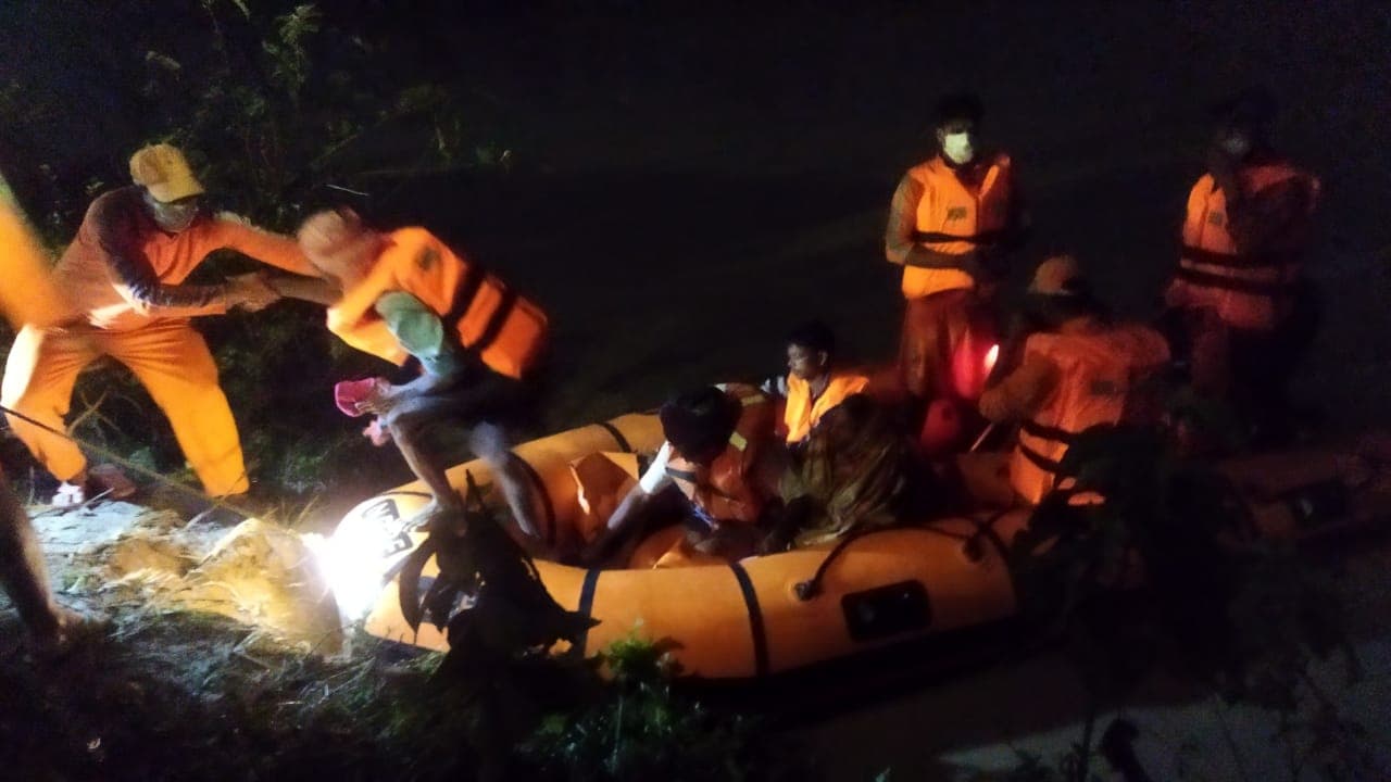 Flood: लखीमपुर-पीलीभीत सहित UP के इन जिलों में बाढ़ का तांडव, त्योहारी सीजन में पलायन को मजबूर ग्रामीण