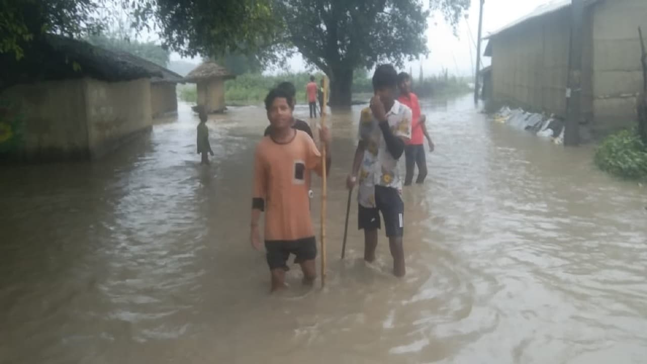 बिहार के कई गांवों में लोग पानी के बीच घिरे, लगातार टूट रहे बांध, नदियों में उफान से बाढ़ का संकट गहराया..
