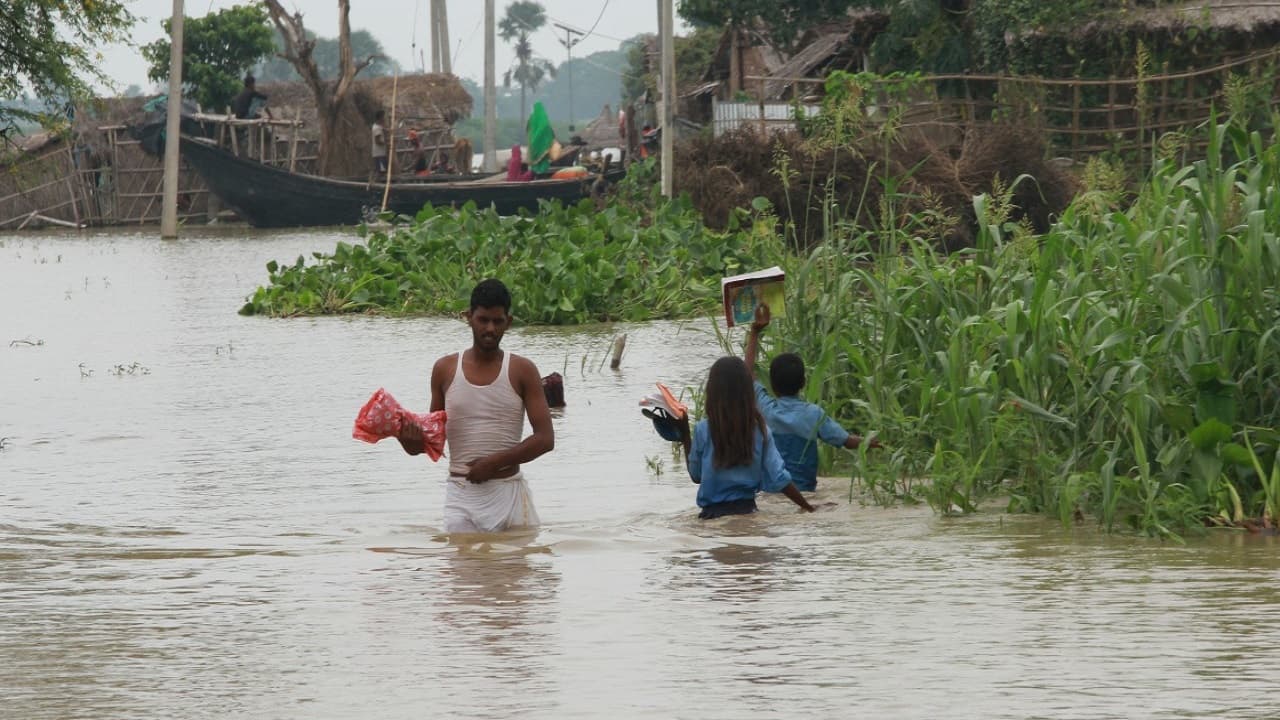 Bihar Floods: सरयू नदी के बढ़ते जलस्तर ने किसानों की बढ़ायी मुसीबत, कई दर्जन गांव प्रभावित