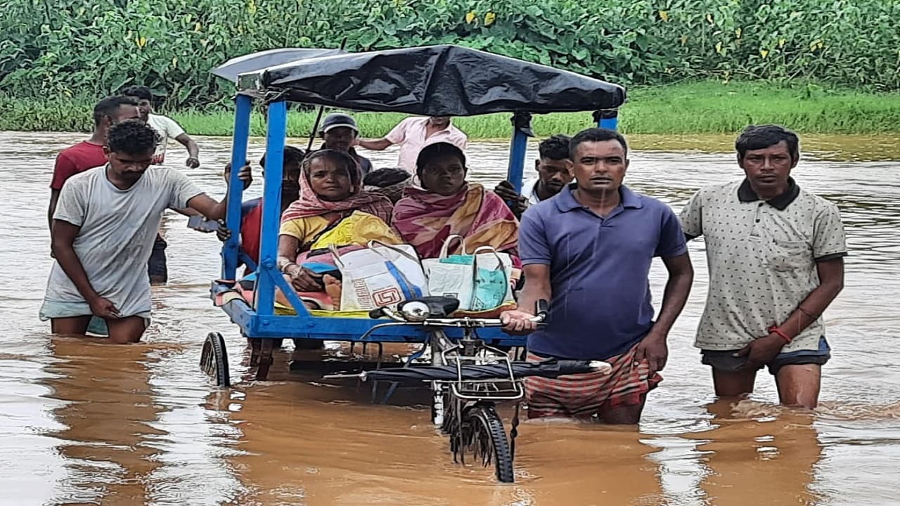 झारखंड में Flood से रातभर प्रसव पीड़ा से तड़पती रही महिला, सुबह जान जोखिम में डालकर ऐसे पहुंची Hospital