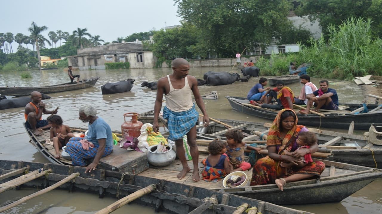 Bihar flood: कटिहार में गंगा-कोसी नदी के जलस्तर में बढ़ोतरी जारी, ऊंचे जगहों की ओर पलायन कर रहे लोग