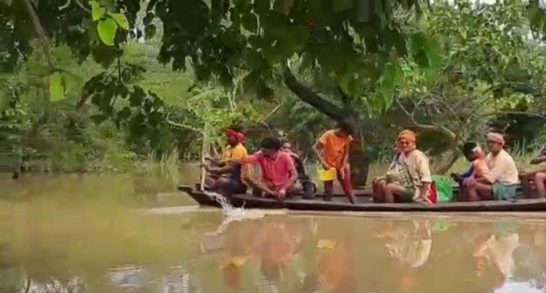 Flood In UP: कुशीनगर जिले में नारायणी नदी में आई बाढ़ से कई गांवों में प्रभावित, कई क्षेत्र बने टापू
