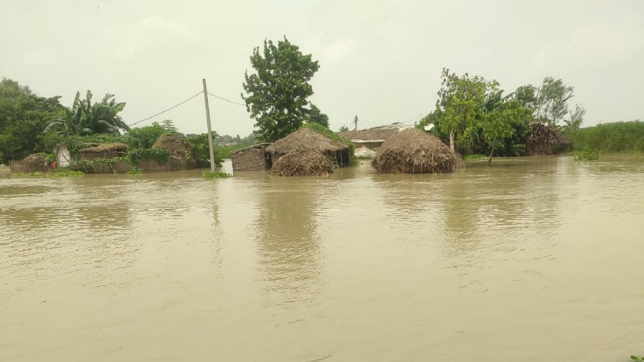 बिहार में तेज बारिश के बाद उफान पर नदियां, मैदानी इलाकों में पानी फैलने से बाढ़ की स्थिति, आवागमन प्रभावित..
