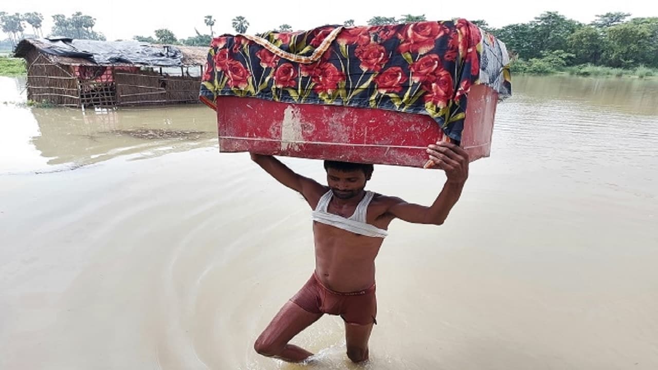 Flood in Bihar: सीमांचल की तीन नदियां उफनाई, पूर्णिया के 25 गांवों में घुसा बाढ़ का पानी