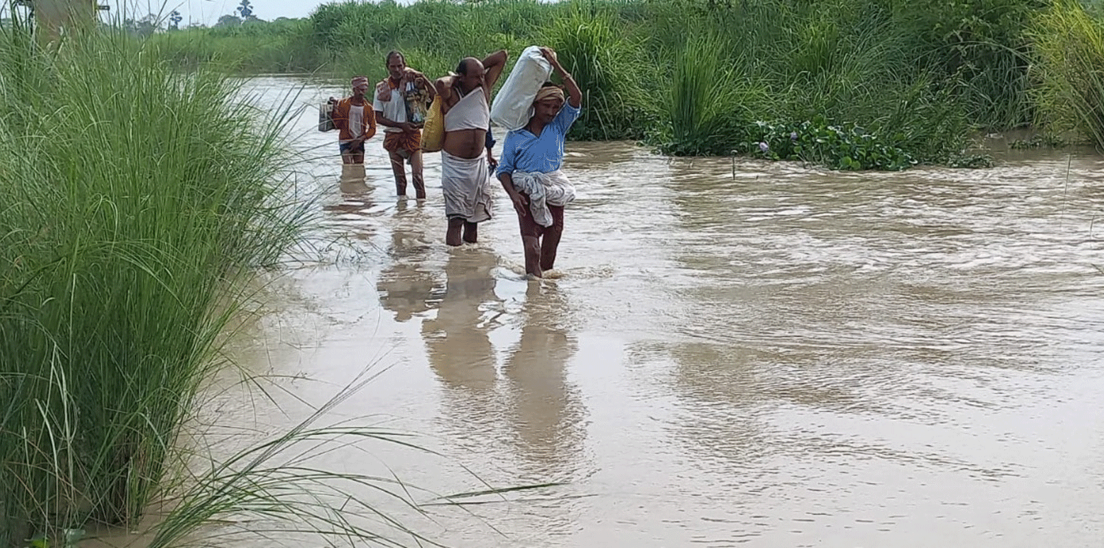 Flood 2022: गंडक नदी में उफान, निचले इलाके में तेजी से फैल रहा पानी, तटबंधों पर बढ़ा दबाव