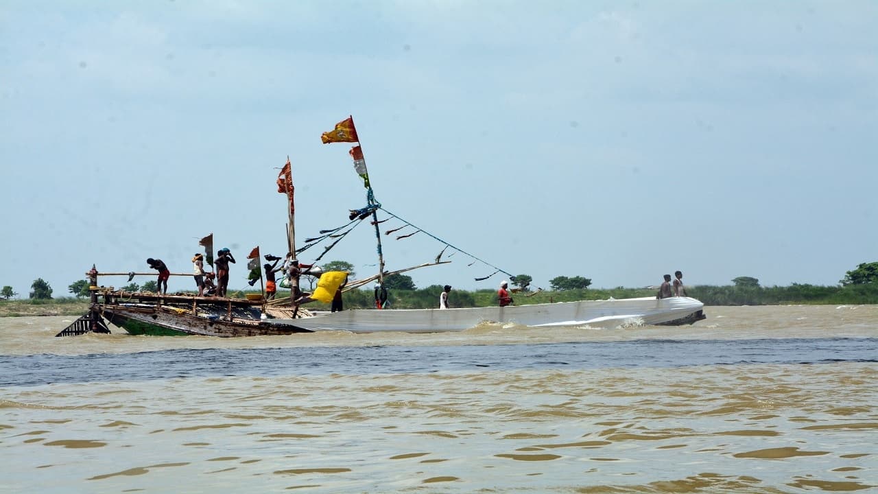 PHOTOS: बिहार की नदियों में उफान की तस्वीरें देखिए,  घरों में घुसने लगा पानी, नाव की सवारी हो गयी शुरू..