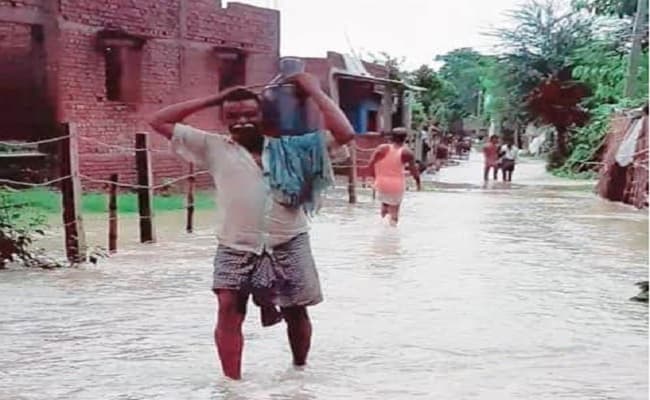 Bihar Flood : बिहार में बाढ़ और कोरोना की दोहरी मार, नये इलाकों में घुसा पानी, टापू में तबदील हुए गांव