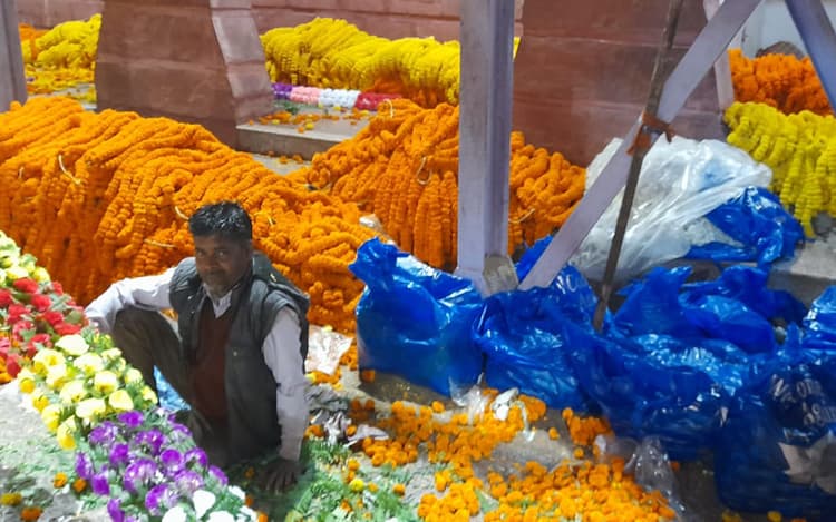 देवघर: अमित शाह के स्वागत के लिए साढ़े 4 लाख के फूलों से सज रहा बाबा मंदिर, भक्तों की नो एंट्री