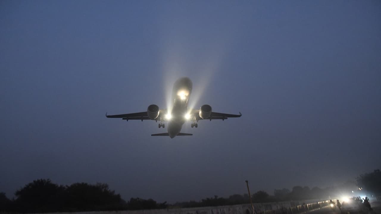 कोहरे से बढ़ी लेटलतीफीः अनार्कुलम रद्द तो 14 ट्रेने हुई लेट, मुंबई से दरभंगा जाने वाली फ्लाइट पटना डायवर्ट