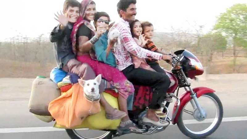 New Road Safety Rules: सरकार के इस नये नियम से बदल जाएगा बाइक पर बैठने का तरीका