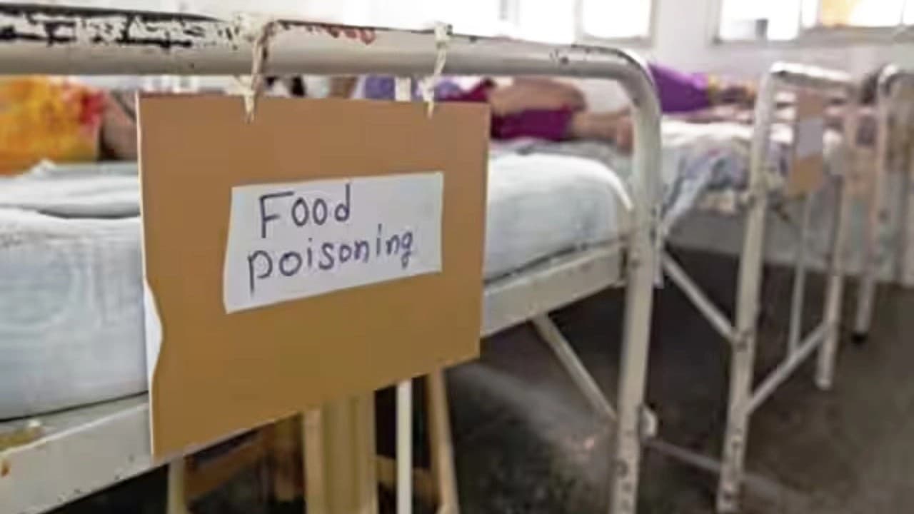 Food Poisoning: मथुरा में जन्माष्टमी का प्रसाद खाने से दर्जनों लोग बीमार, मचा हड़कंप