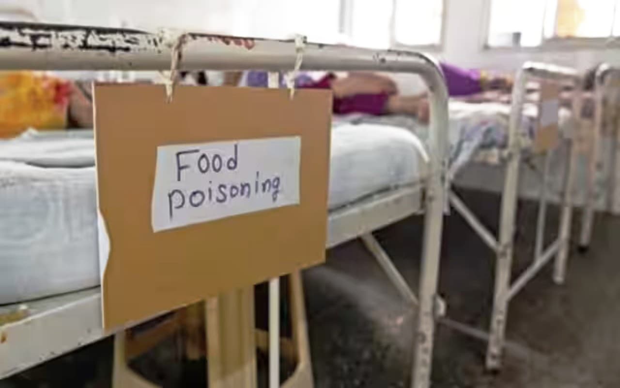 Indore: प्राइवेट यूनिवर्सिटी के हॉस्टल में रहने वाली 20 छात्राएं विषैले भोजन से बीमार, मैनेजमेंट ने दी सफाई