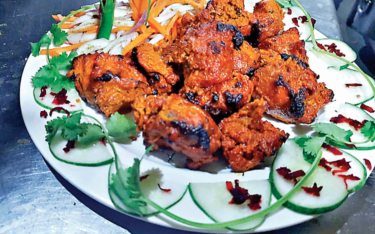 अगर आप लजीज व्यंजन का लेना चाहते हैं आनंद, तो रांची का यह जगह है बेस्ट