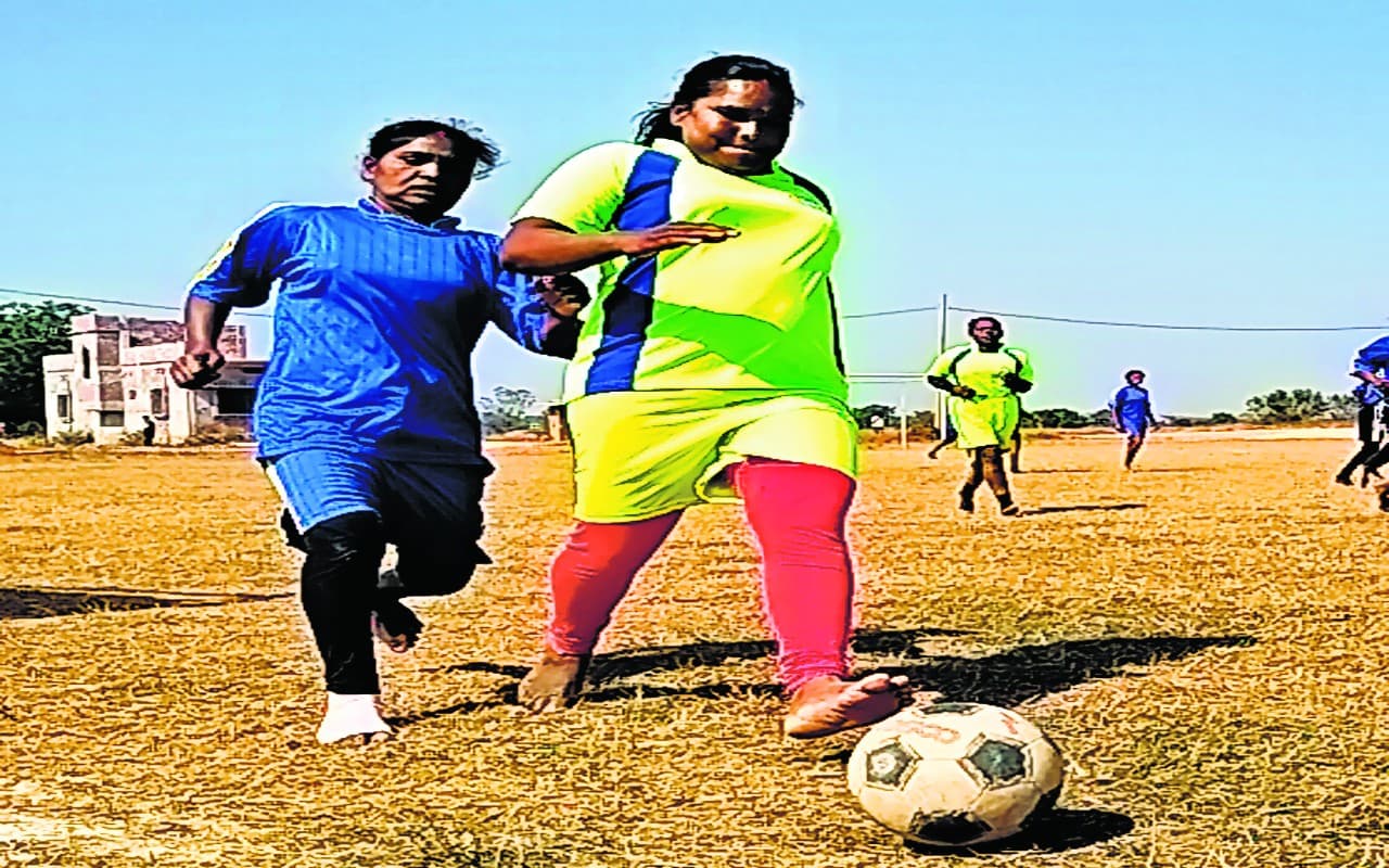 ख्वाबों का किक : अधूरे सपनों को पूरा करने के लिए फुटबॉल में झारखंड की ये महिलाएं दिखा रही हैं दम
