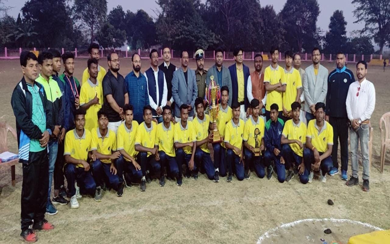Jharkhand News: खरसावां की फुटबॉल टीम ने मांडर को किया पराजित, विजेता खिलाड़ी हुए सम्मानित