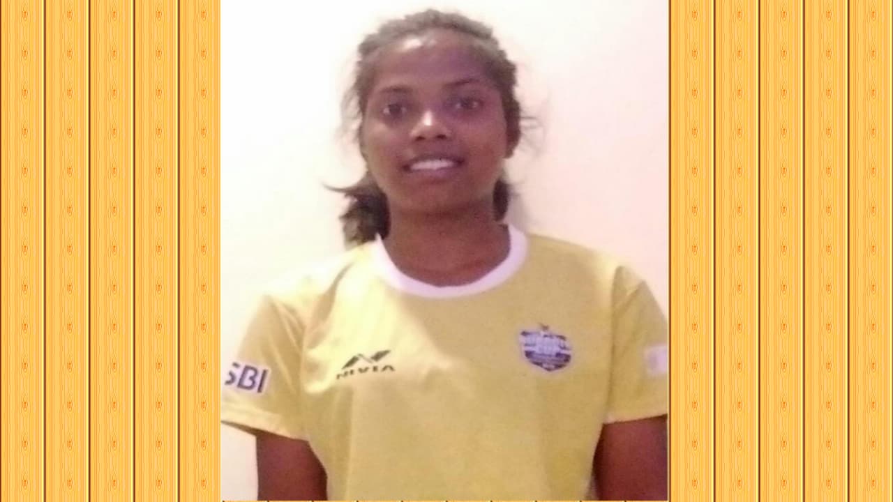 खेलो इंडिया यूथ गेम के लिए लोहरदगा की फुटबॉलर बेटी पूनम लकड़ा का झारखंड टीम में हुआ चयन, लोगों ने दी बधाई