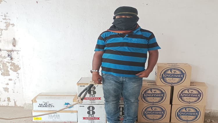 Jharkhand Crime News: विदेशी शराब के अवैध भंडारण करने का आरोपी गिरफ्तार, छापामारी में 11 पेटी शराब जब्त