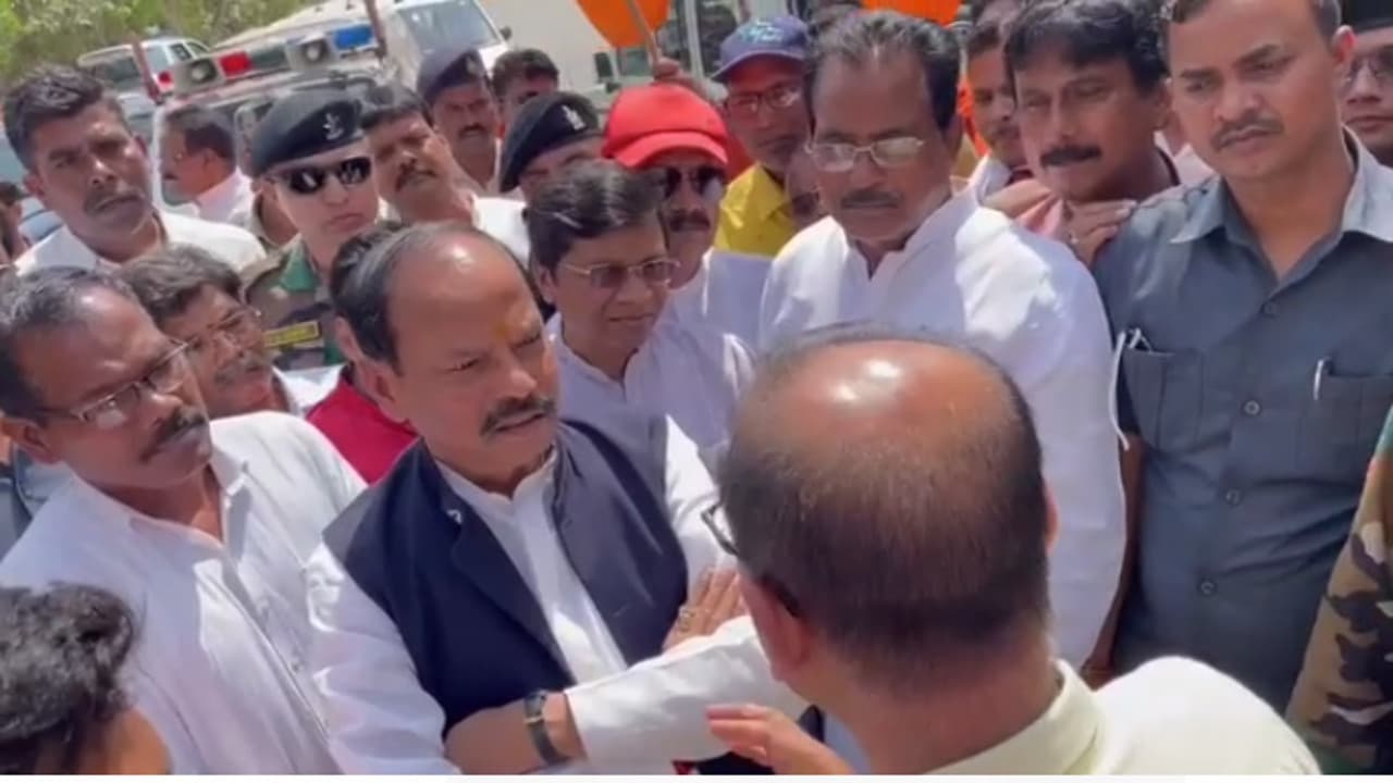 पीड़ित परिवारों से मिलने जा रहे पूर्व सीएम रघुवर दास को प्रशासन ने गांव जाने से राेका, जानें पूरा मामला