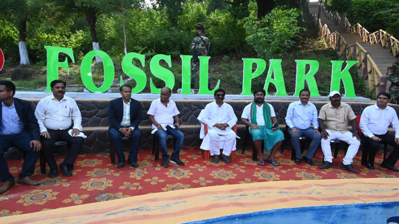 CM हेमंत सोरेन ने फॉसिल्स को संरक्षित रखने की दी सौगात, पर्यटकों के लिए आकर्षण का केंद्र होगा पार्क