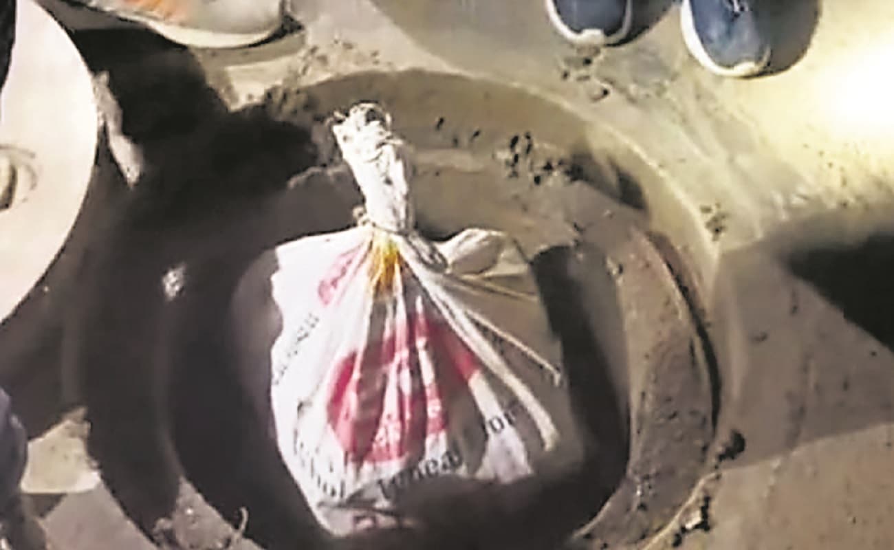 मुजफ्फरपुर में सड़क पर बने सीवरेज के अंदर छिपा कर रखी थी शराब, उत्पाद विभाग ने छह फीट गड्ढ़े से किया बरामद