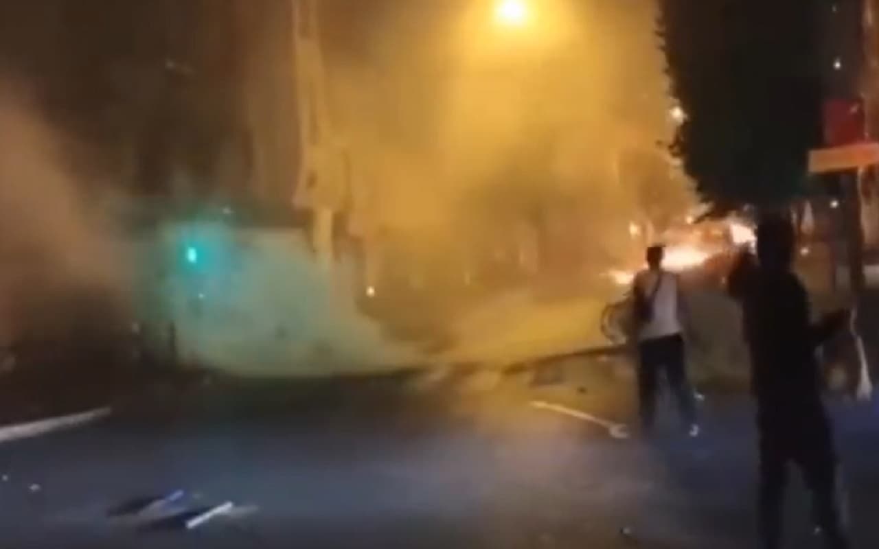 Explainers: क्यों जल रहा फ्रांस? सड़क पर उतरे 50 हजार जवान, 1300 से अधिक लोग गिरफ्तार