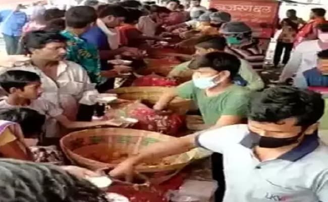 घर आई नन्हीं परी, तो स्टॉल लगाकर सभी को फ्री में भर पेट खिला रहे गोलगप्पे