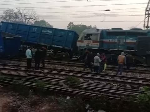 सुलतानपुर में रेल हादसा, दो मालगाड़ियों की आमने-सामने टक्कर, पटरी से उतरे कई डिब्बे, लखनऊ-वाराणसी रूट बाधित…
