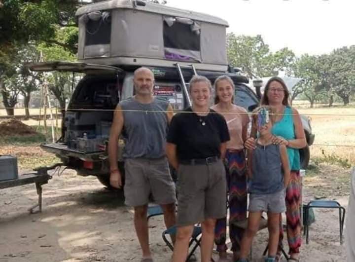 फ्रांस से वैनिटी वैन में भारत पहुंचे विदेशी, lockdown में होटल नहीं गांव में बस गया दिल