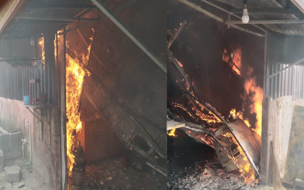 बोकारो के हंस मंडप में लगी भीषण आग, कई मूर्तियां हुई जलकर राख