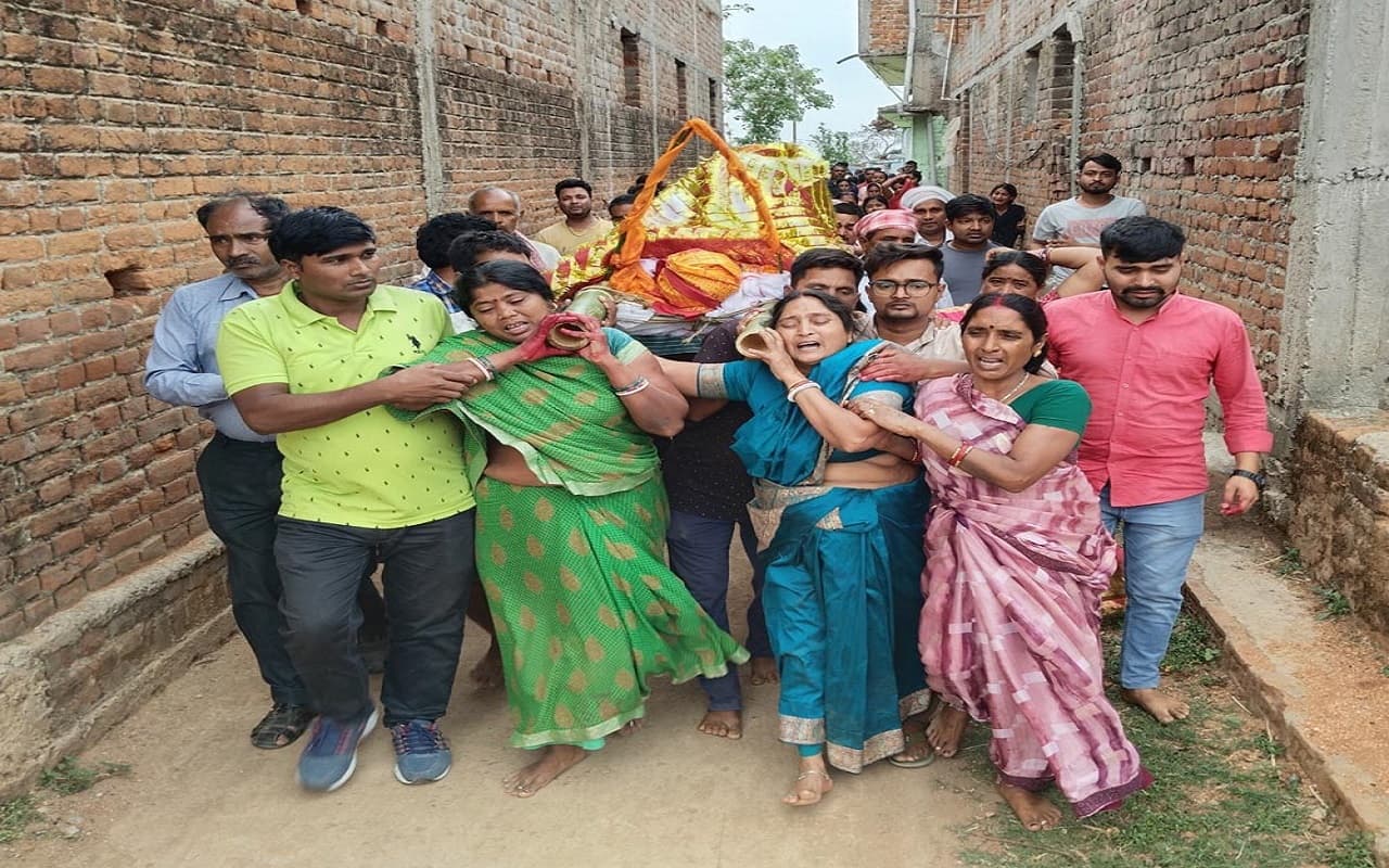 झारखंड: बेटी व बहुओं ने पिता की अर्थी को दिया कंधा, लोगों ने की सराहना