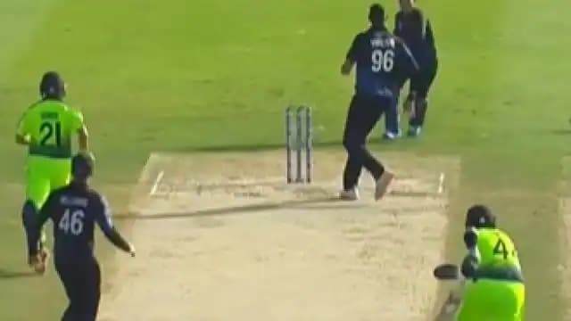 T20 World Cup में देखने को मिली कॉमेडी, एक ही गेंद पर 3 बार रनआउट होने से बचा बल्लेबाज, वीडियो वायरल T20 World Cup में देखने को मिली कॉमेडी, एक ही गेंद पर 3 बार रनआउट होने से बचा बल्लेबाज, वीडियो वायरल