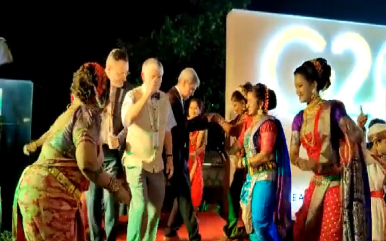मुंबई: G-20 प्रतिनिधियों की बैठक से इतर पारंपरिक नर्तकियों के साथ जमकर थिरके विदेशी मेहमान, देखें Video