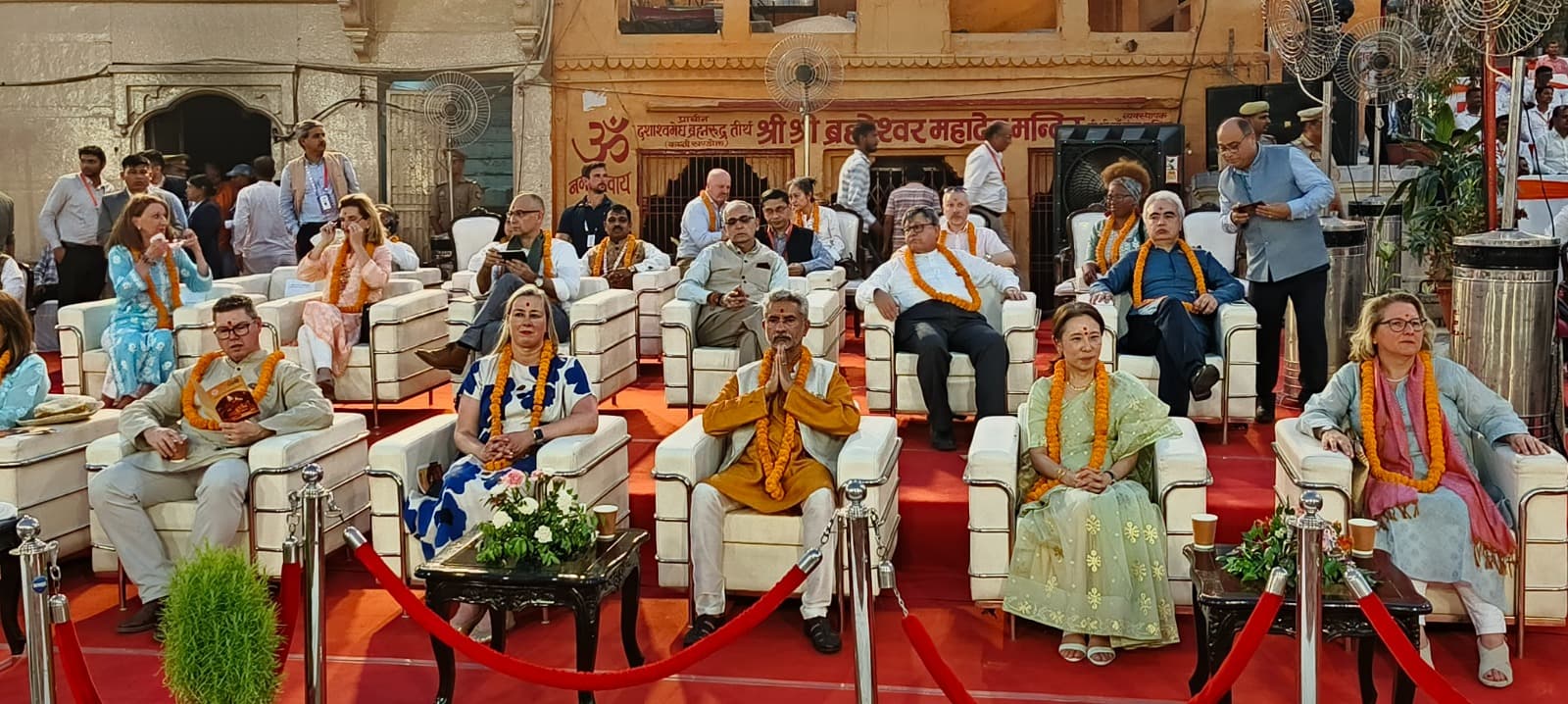 G20 Summit: मां गंगा की महाआरती देख जी-20 देशों के डेलिगेट्स हुए मंत्रमुग्ध, कहा- अद्भुत शांति मिली G20 Summit: मां गंगा की महाआरती देख जी-20 देशों के डेलिगेट्स हुए मंत्रमुग्ध, कहा- अद्भुत शांति मिली