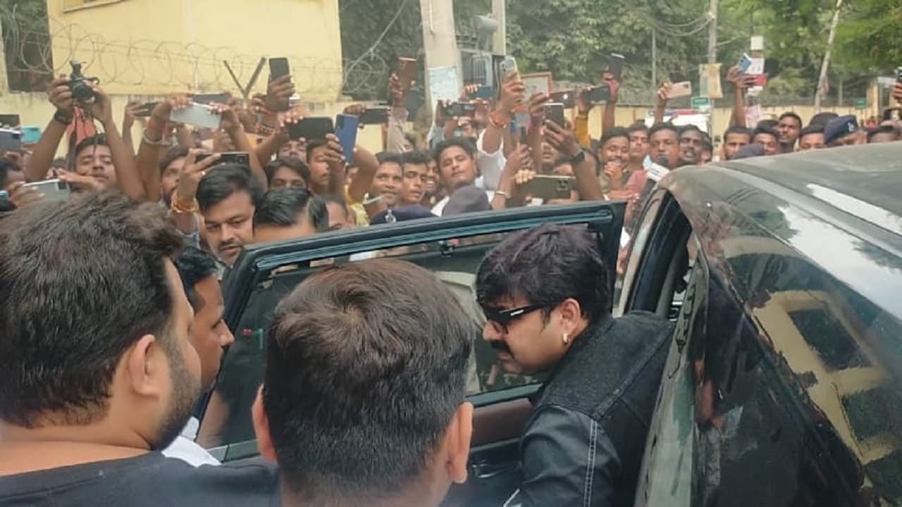 भोजपुरी सुपरस्टार पवन सिंह व उनकी पत्नी समझौते के लिए पहुंचे आरा कोर्ट, पर नहीं बनी बात, देखें तस्वीरें