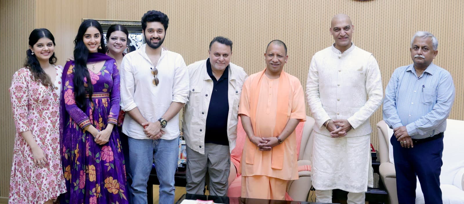 गदर 2 के कलाकार और निर्देशक अनिल शर्मा  मुख्यमंत्री योगी आदित्यनाथ से मिले
