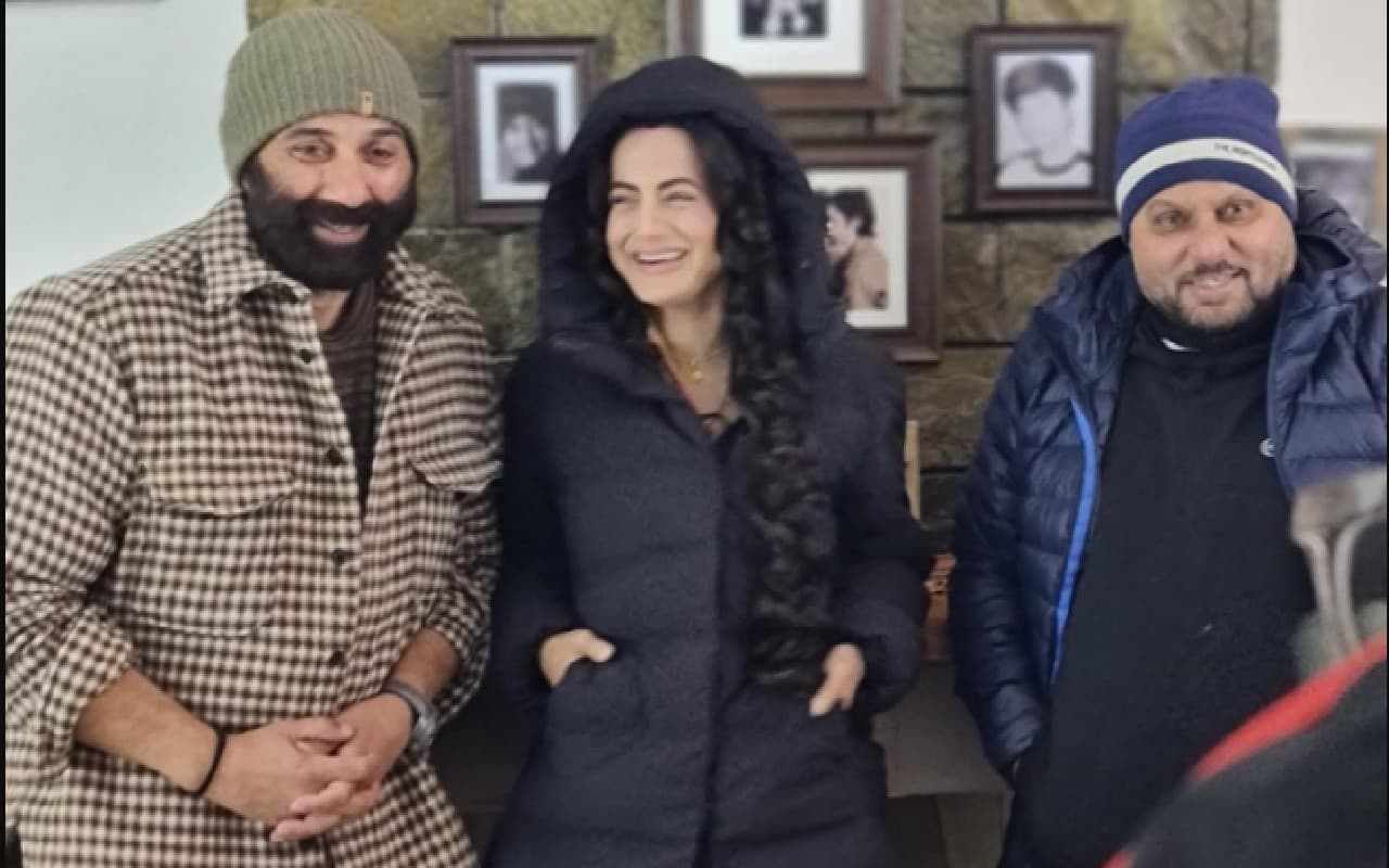 Gadar 2 के सेट से वायरल हुआ वीडियो, डायरेक्टर ने रिलीज डेट पर किया खुलासा, सेट पर लोगों ने दिया ऐसा रिएक्शन Gadar 2 के सेट से वायरल हुआ वीडियो, डायरेक्टर ने रिलीज डेट पर किया खुलासा, सेट पर लोगों ने दिया ऐसा रिएक्शन