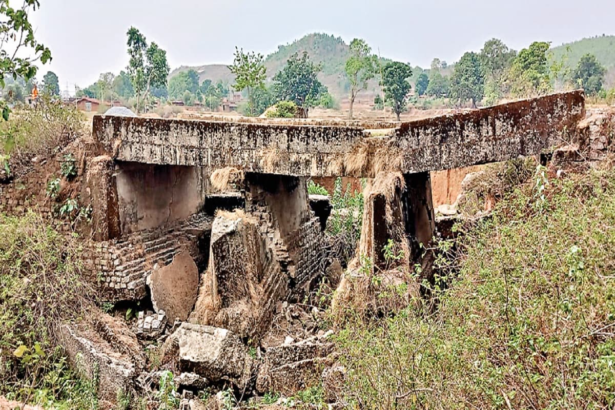 गुमला : गढ़सारू पुल का पिलर क्षतिग्रस्त, कभी भी हो सकता है ध्वस्त