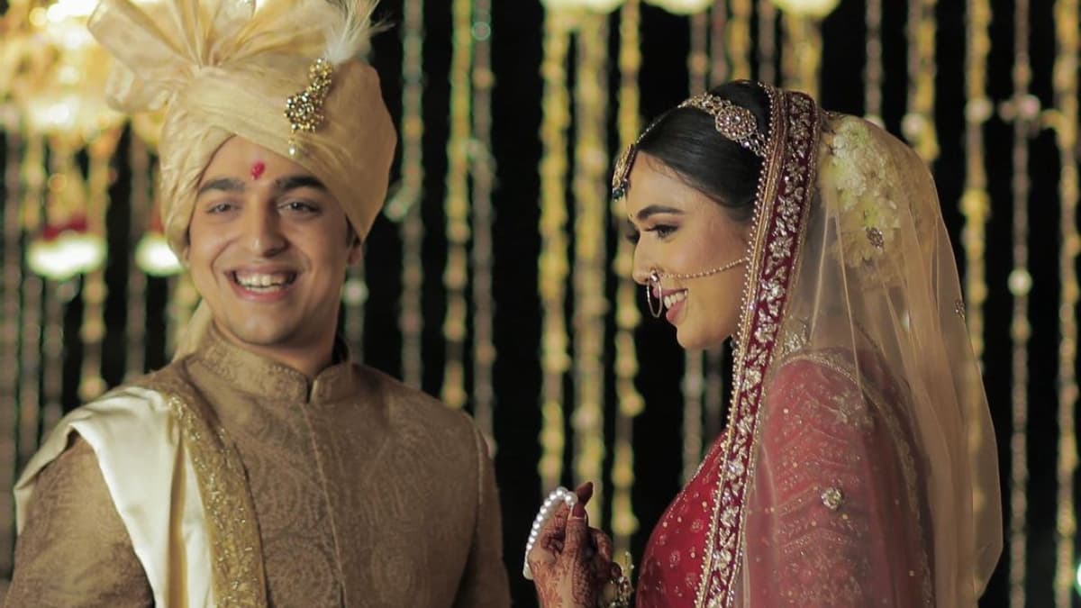 माधुरी दीक्षित के इस को-स्टार ने अपनी गर्लफ्रेंड संग लिए सात फेरे, फोटोज शेयर कर लिखा मजेदार कैप्शन