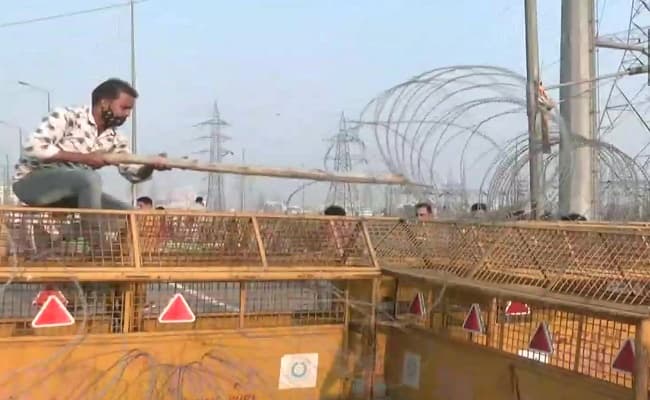 Farmers Protest: गाजीपुर बॉर्डर से हटाए जा रहे बैरिकेड और कंटीले तार, किसान संघ ने किया ये दावा