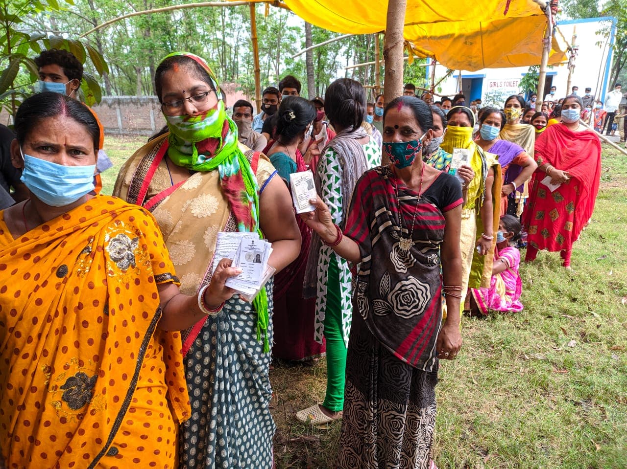 छठे चरण की वोटिंग जारी, गलसी के कई बूथों में ईवीएम खराब होने से वोटर्स की लगी लंबी कतार