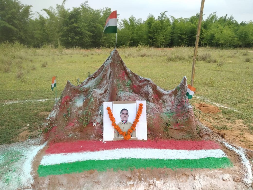 झारखंड के बहरागोड़ा में ‘गलवान घाटी’, शहीद गणेश हांसदा को दोस्तों ने इस अंदाज में दी श्रद्धांजलि