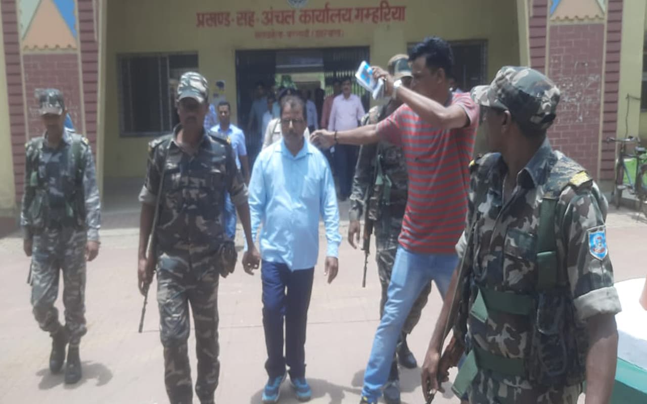 झारखंड : एसीबी की कार्रवाई, सरायकेला के गम्हरिया अंचल के अमीन को 10 हजार रुपये घूस लेते किया गिरफ्तार