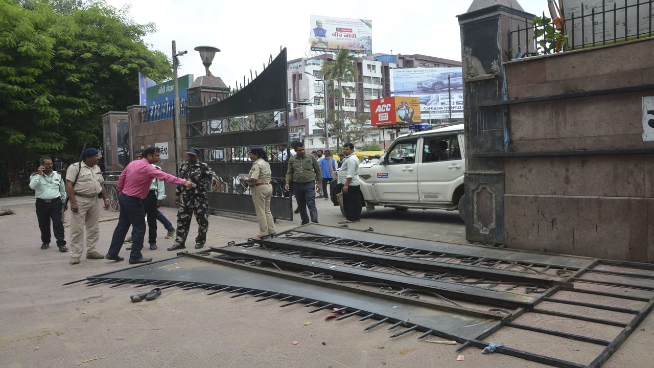 पटना के गांधी मैदान में बड़ा हादसा, निगम की गाड़ी के धक्के से टूटा लोहे का गेट, नीचे दबने से गार्ड की मौत पटना के गांधी मैदान में बड़ा हादसा, निगम की गाड़ी के धक्के से टूटा लोहे का गेट, नीचे दबने से गार्ड की मौत