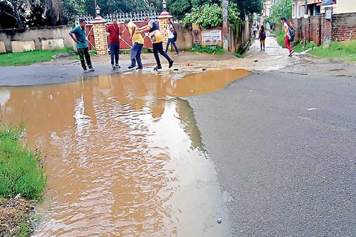 हजारीबाग गांधी मैदान से निगम को मिल रहा करोड़ों का राजस्व, पर सुविधा नदारद